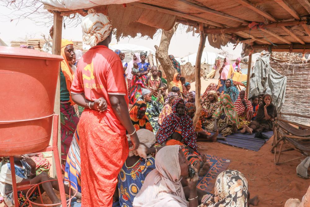 Dans un camp de personnes déplacées de la ville de Gorom-Gorom, des femmes se rassemblent pour rencontrer les équipes de promotion de la santé de MSF et discuter des problèmes d'accès aux soins. 