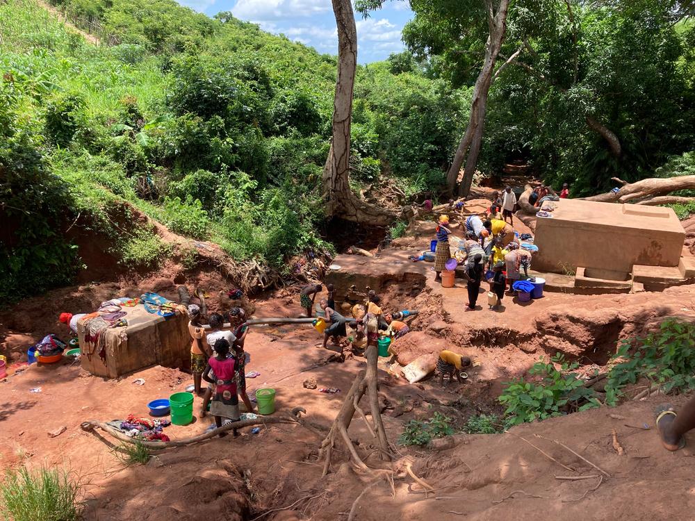 Des personnes déplacées tirent de l&#039;eau d&#039;un puits à Xinavane, dans le district de Macomia.