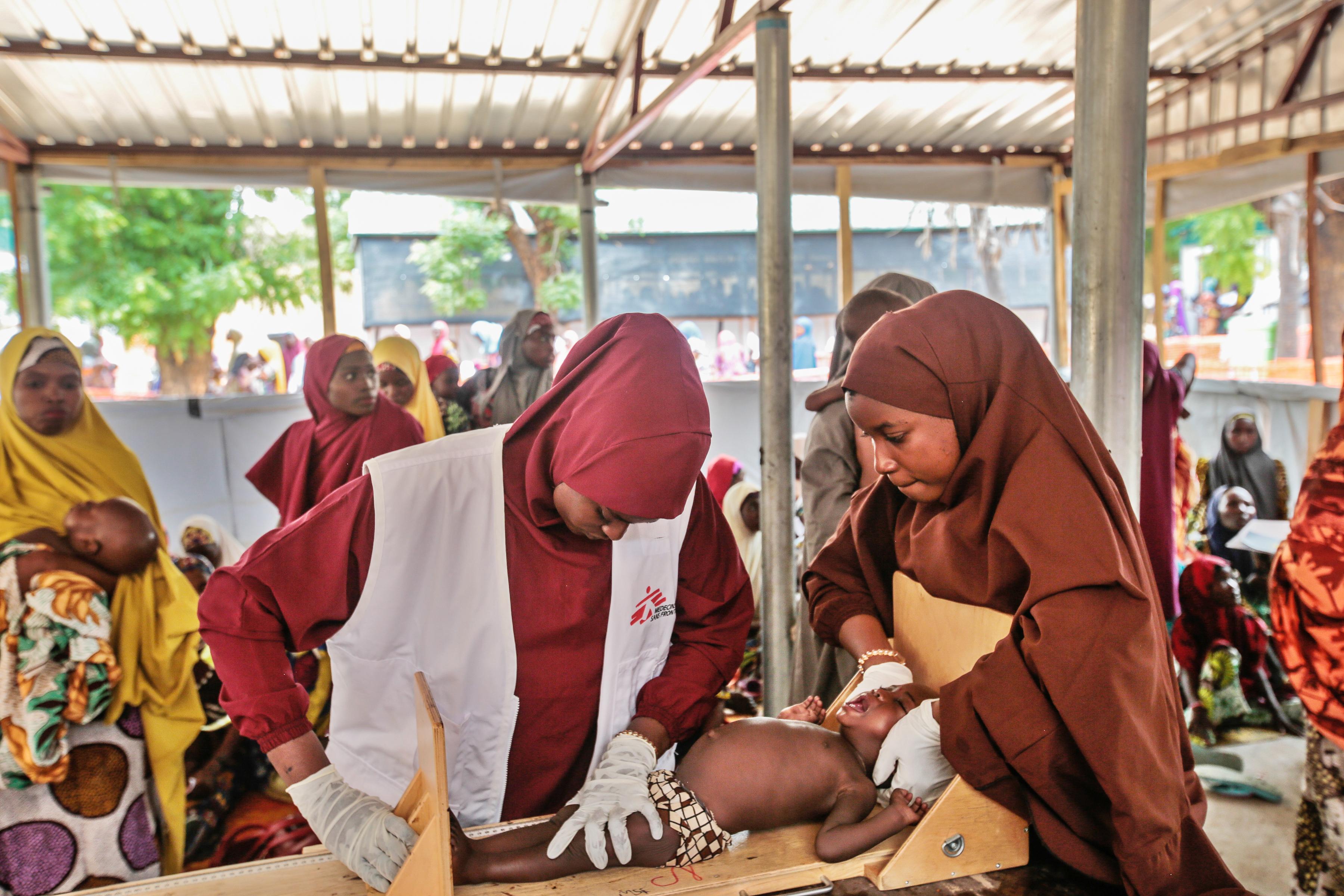 Nigeria : Un enfant est examiné au centre de soins palliatifs de Kofar Marusa 