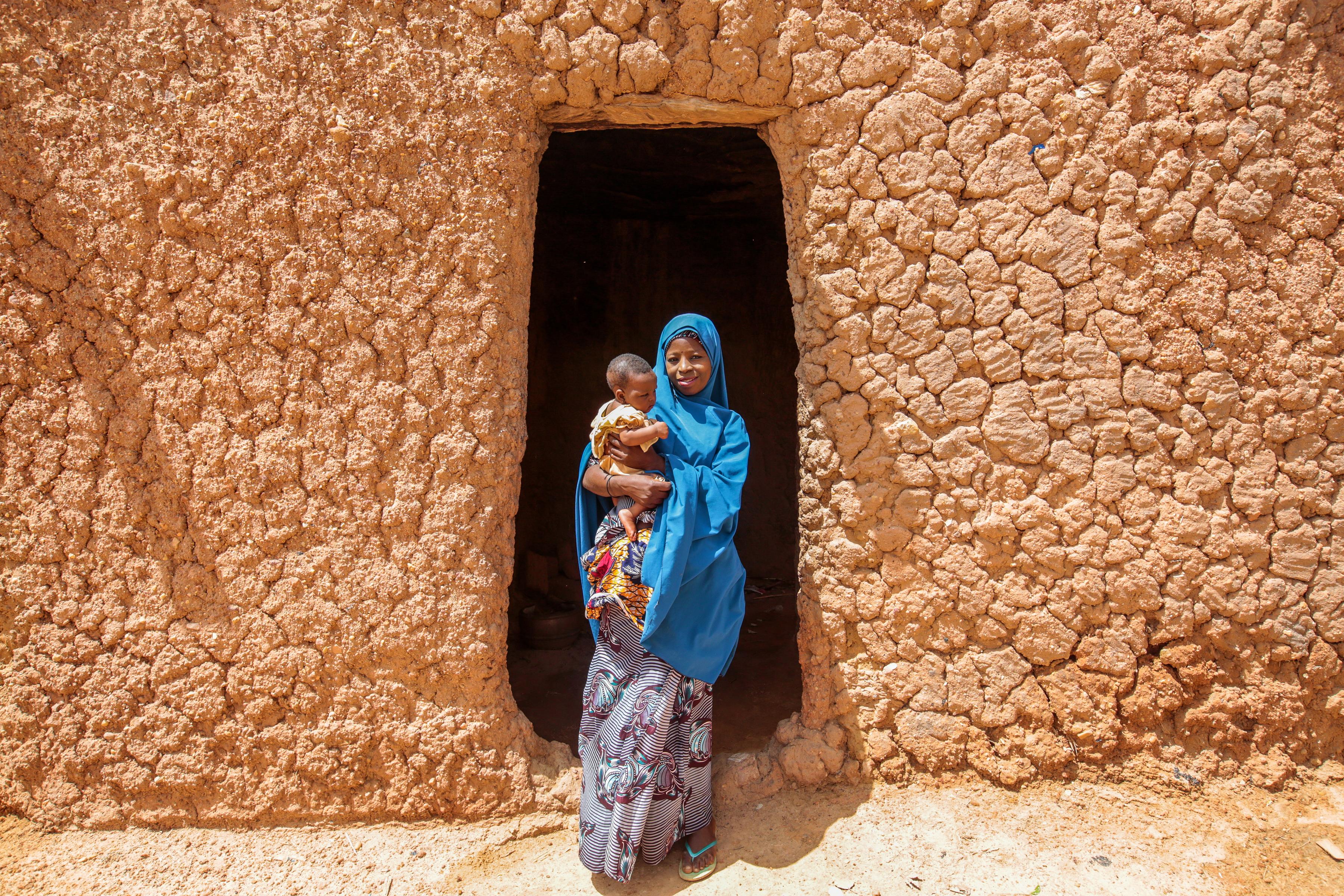 Portrait de Shafaatu Hashimu, accompagné de sa fille. Souffrant de malnutrition, l&#039;enfant a été prise en charge dans le centre nutritionnel thérapeutique ambulatoire MSF du village de Riko.