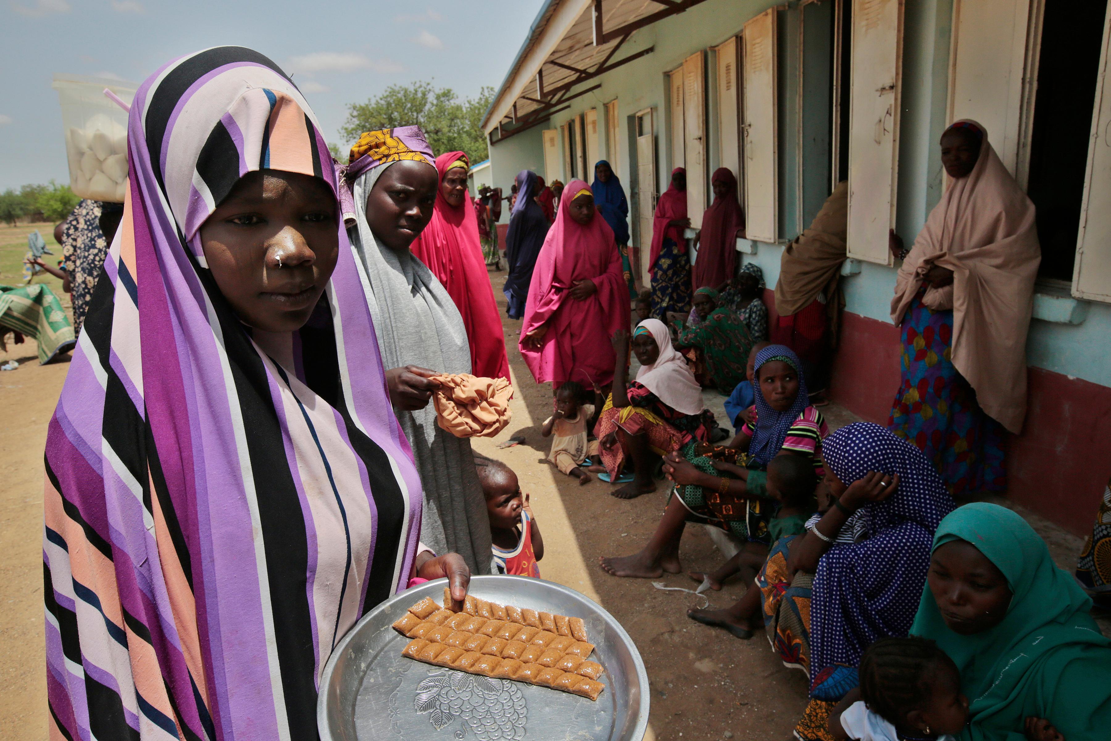 Une femme vendant de la nourriture à des personnes déplacées à Jibia, État de Katsina, Nigeria, juin 2022. 