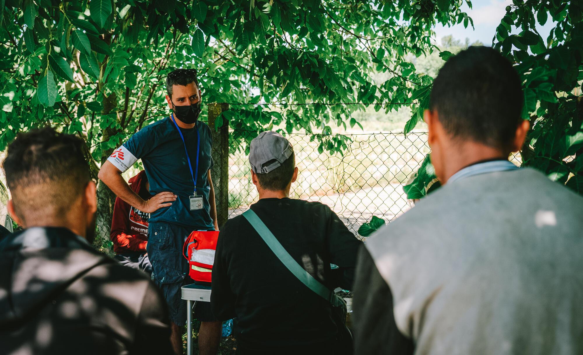 Un médiateur culturel de MSF s&#039;entretient avec des patients en attente d&#039;une consultation médicale à la clinique mobile de MSF dans la zone frontalière de Horgos 2 en Serbie. 