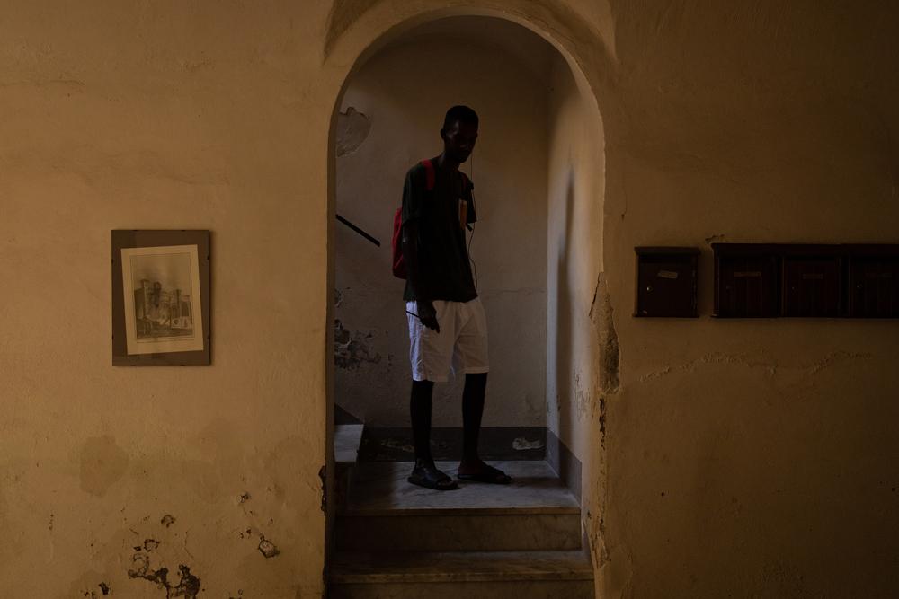 Portrait de Younes* après son premier jour d&#039;école pour apprendre l&#039;italien. 