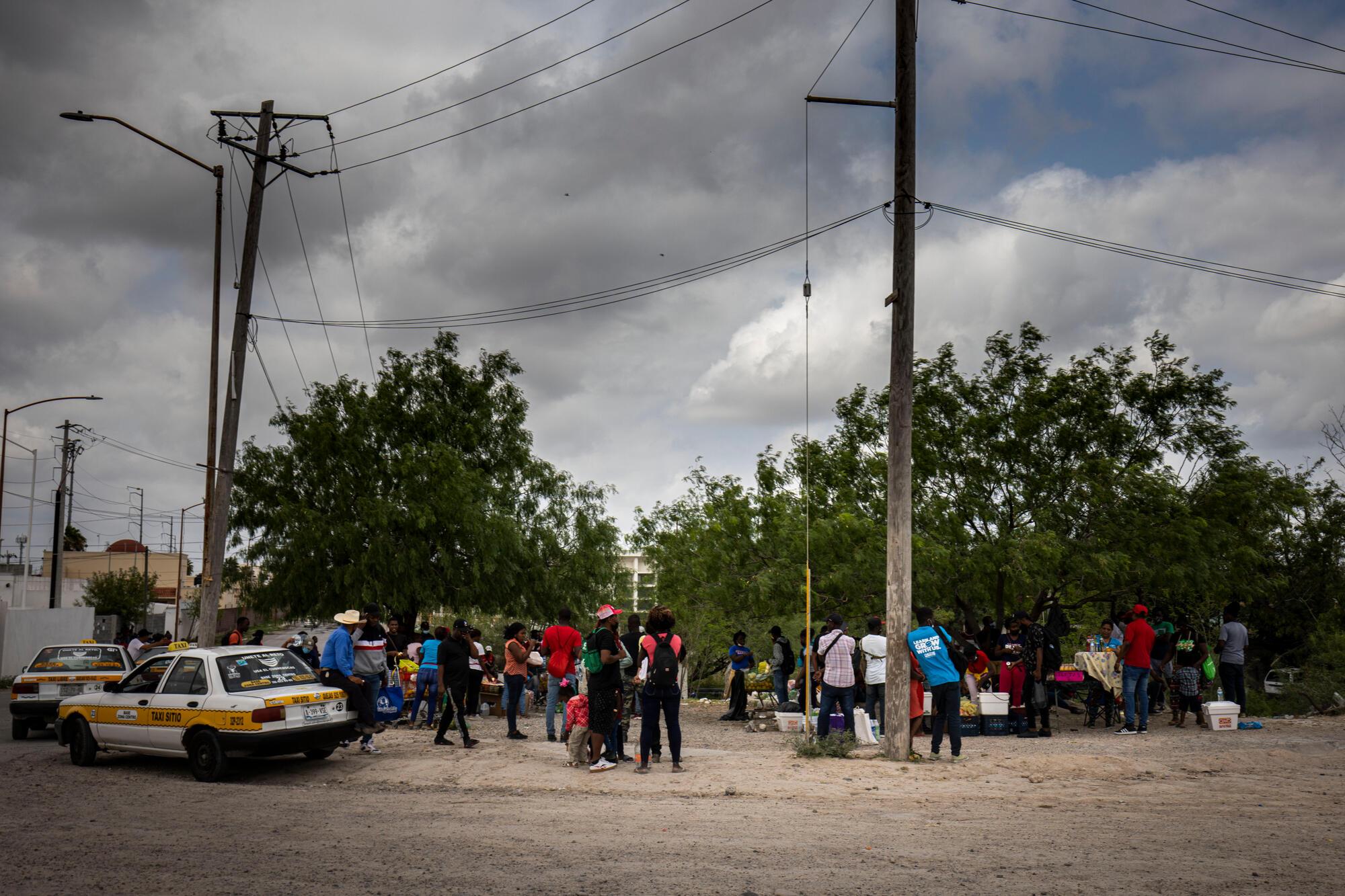 Des dizaines de migrants en provenance d&#039;Haïti attendent d&#039;être admis au refuge &quot;Senda de Vida&quot; à Reynosa, au Mexique. 