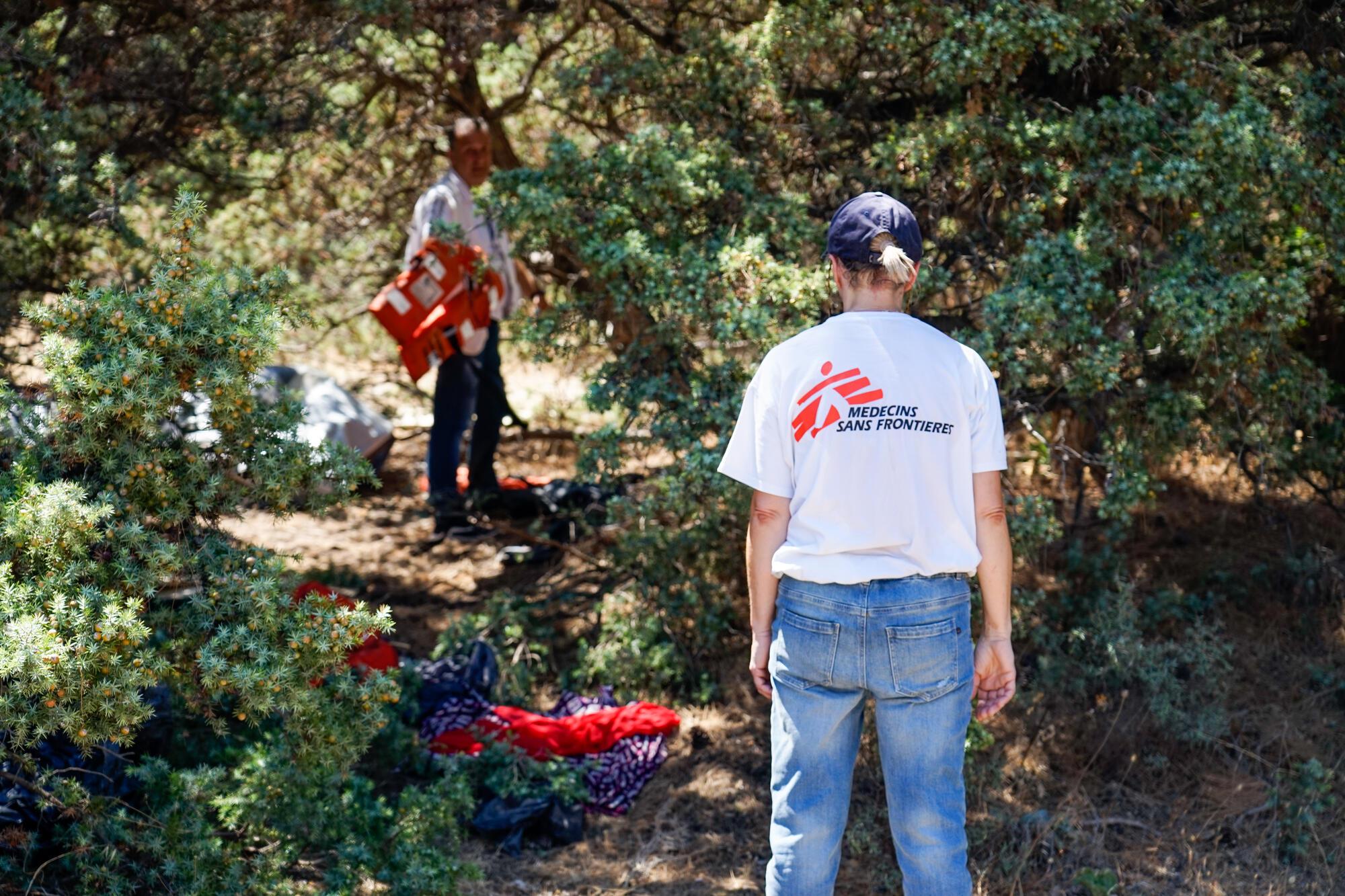 Le personnel de MSF a trouvé le bateau, les gilets de sauvetage et les vêtements que les nouveaux arrivants ont utilisés pour leur voyage de la côte turque à Samos.