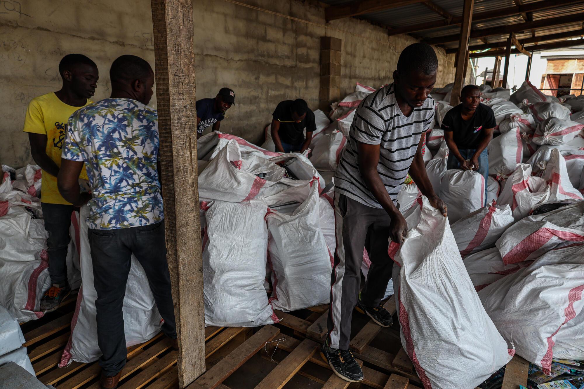 Les kits de secour sont assemblés par l&#039;équipe logistique de la ville de Montepuez, Cabo Delgado, Mozambique. 