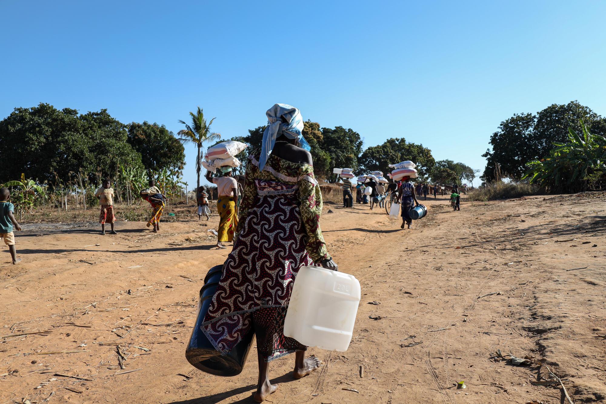 Les personnes récemment déplacées retournent là où elles se sont installées avec des articles de première nécessité distribués par MSF à Mumane, Montepuez, Cabo Delgado. 