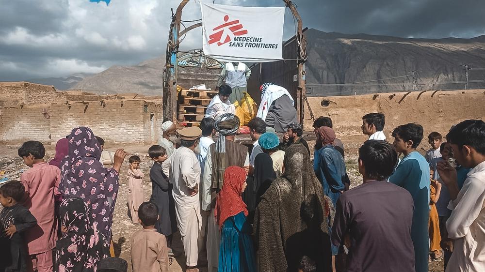 In Quetta, the MSF team has started the initial response for the flood-affected people. The team are distributing the relief items (soaps, jerry cans, mosquito nets) among the displaced families taking shelter in the outskirts of Quetta, Balochistan 