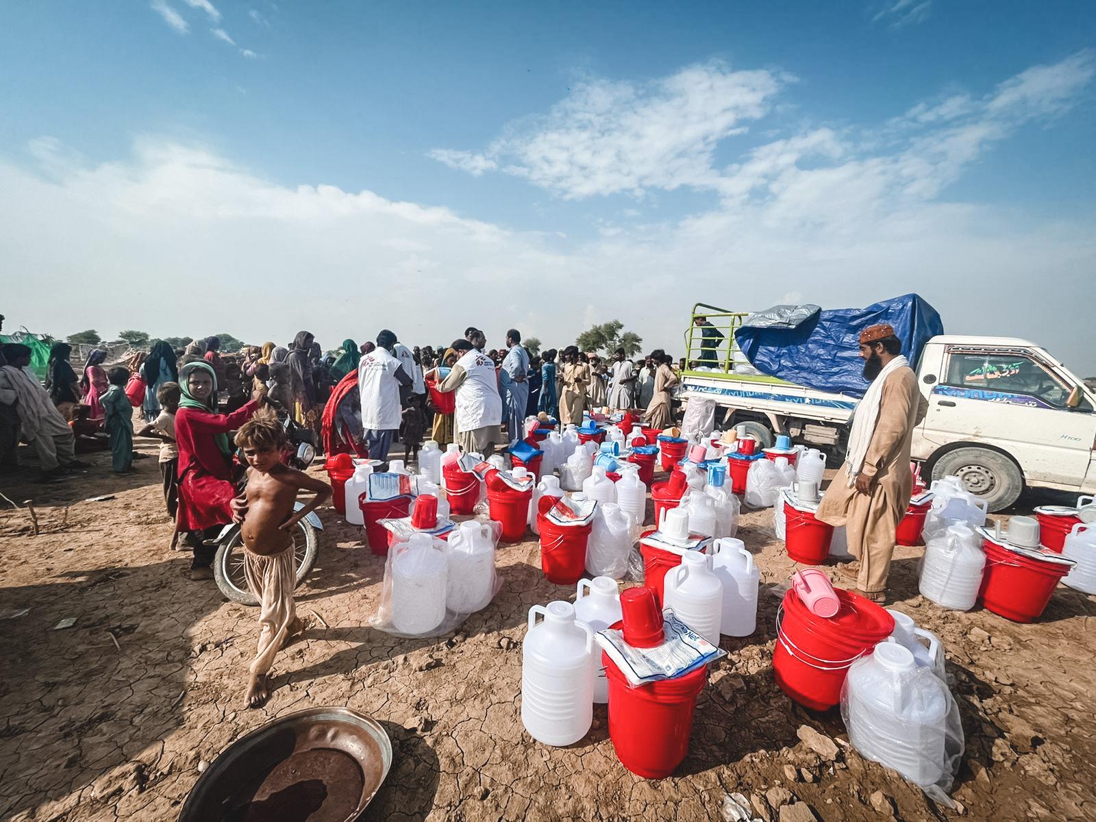 Les équipes de réponse d&#039;urgence de MSF à Dera Murad Jamali ont distribué des articles de secours aux familles touchées qui se sont réfugiées dans des camps et des écoles.  