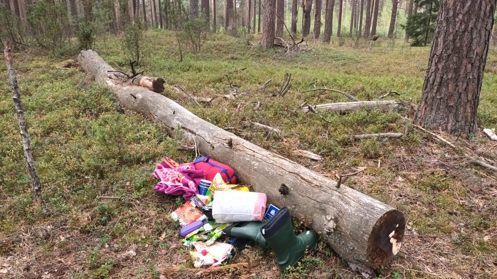 Des affaires utilisées par les personnes en déplacement dans les zones forestières frontalières de la Lituanie et du Belarus. 