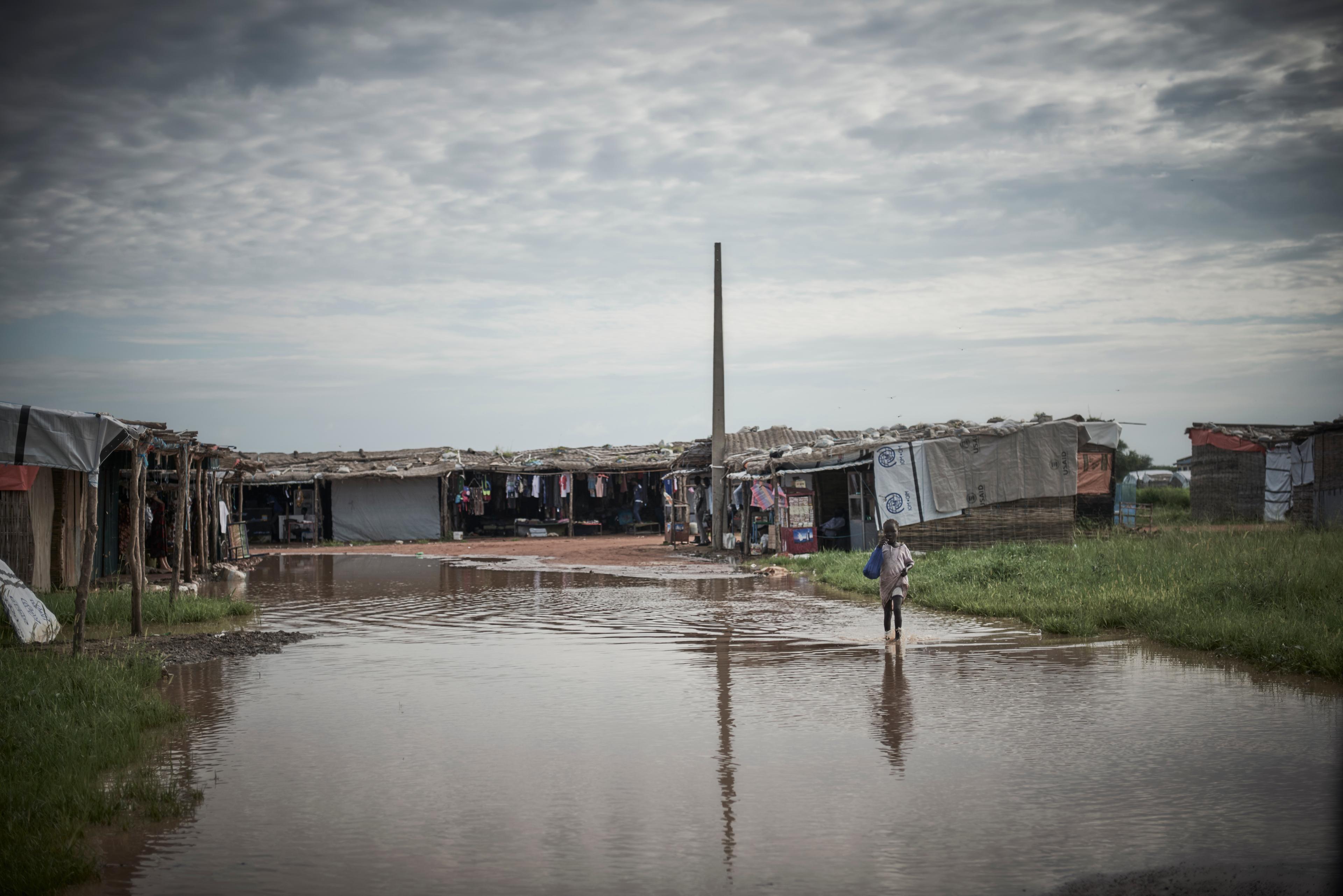 Le marché local est régulièrement inondé dans la ville d&#039;Abyei. Les gens marchent encore dans l&#039;eau pour entrer et sortir du marché, qu&#039;ils soient pieds nus ou munis de bottes. 