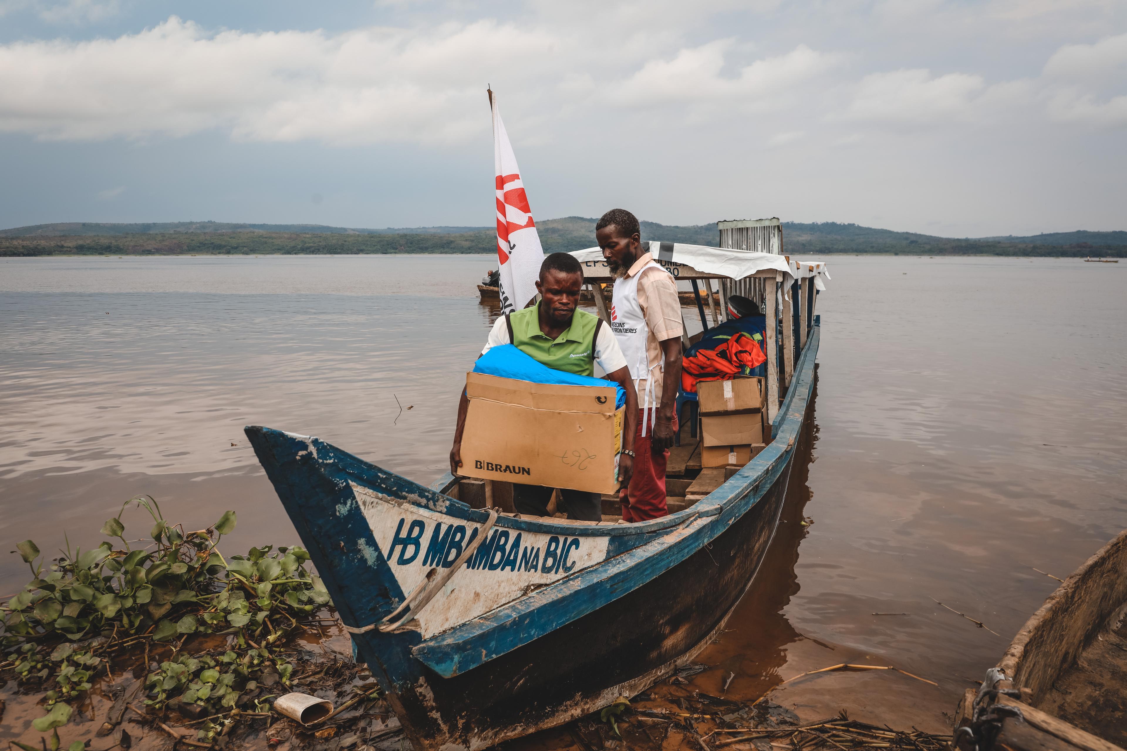 15/09/2022 - arrivée de matériel médical MSF sur le site de déplacés de la Ferme Hervé à Kwamouth. 