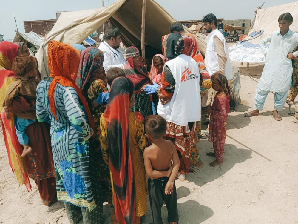 Un promoteur de santé MSF anime une session sur la santé de la mère et de l&#039;enfant dans un camp de personnes déplacées dans l&#039;administration/district de Dera Murad Jamali. 