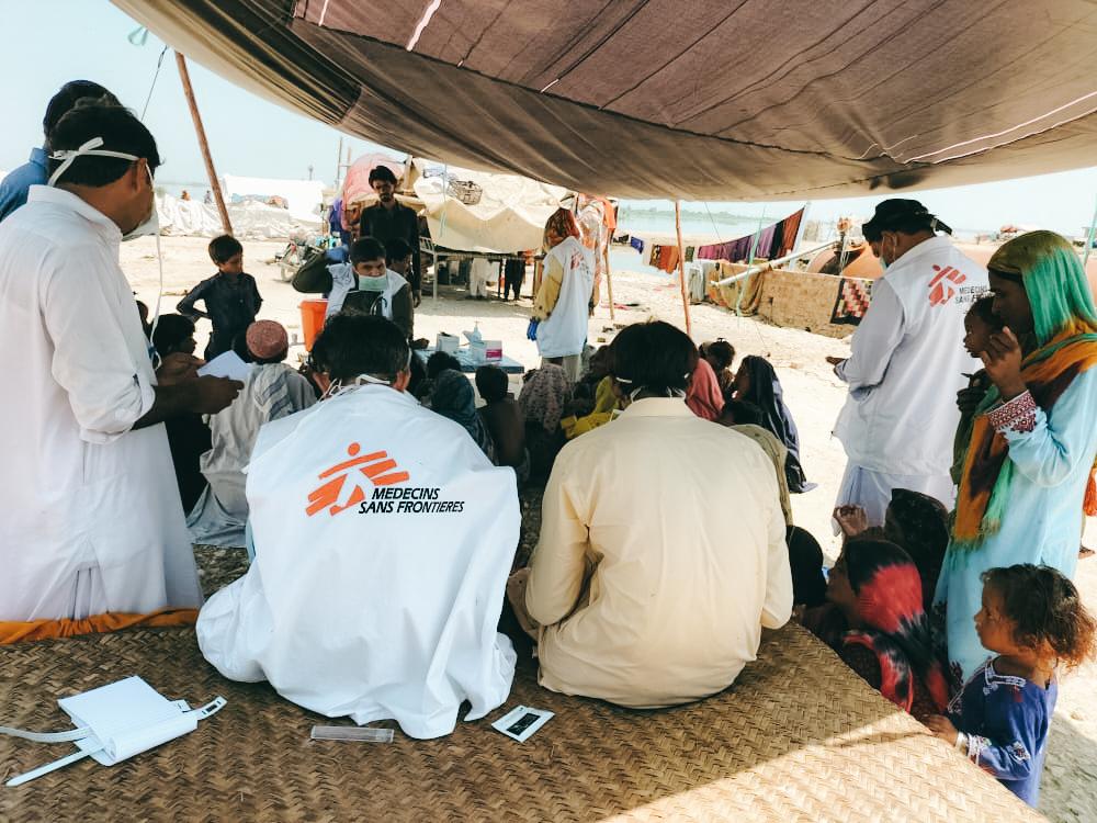 Une équipe médicale de MSF offre des consultations aux personnes touchées par les inondations dans le district de Dera Murad Jamali, dans l&#039;est du Baloutchistan. 