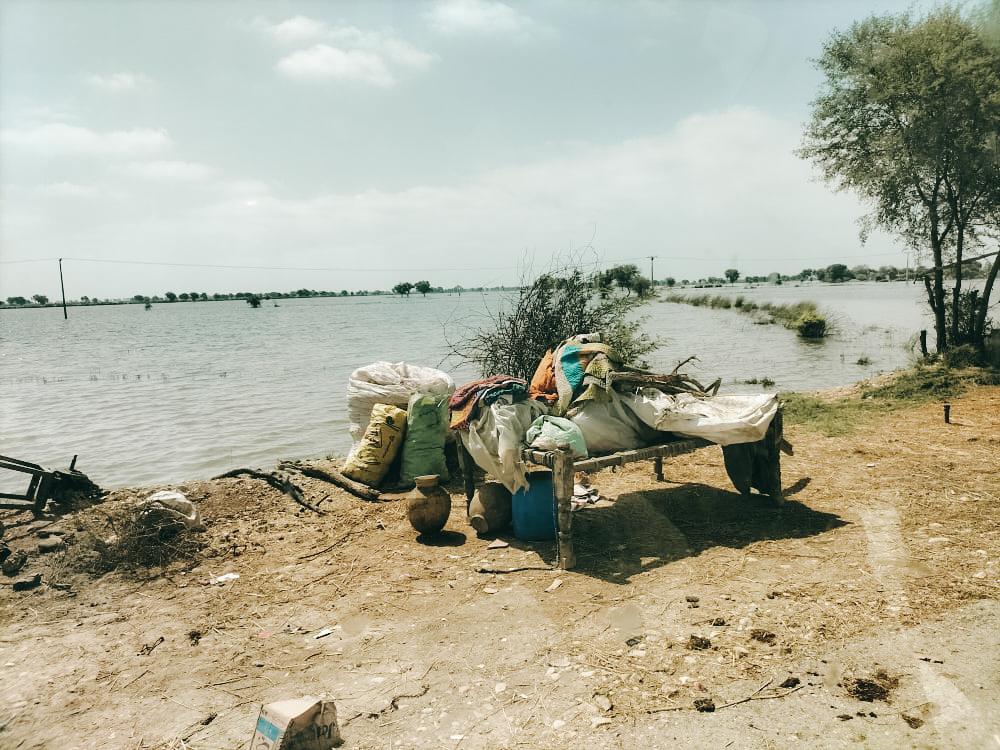 Vue d'un village de l'administration de Dera Murad Jamali où l'eau des crues est stagnante et où les gens se sont déplacés sur le bord des routes, dans l'est du Baloutchistan touché par les inondations. 