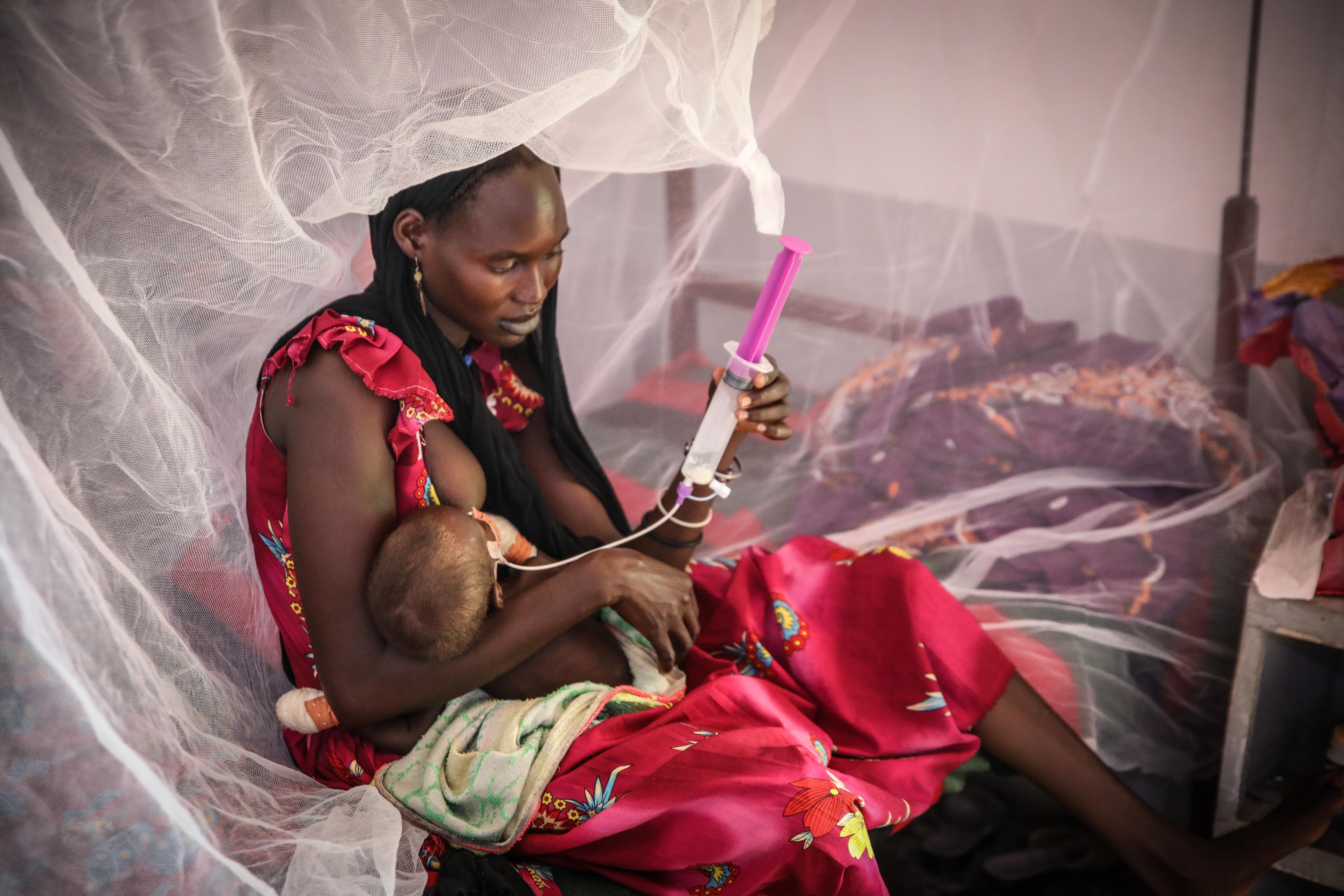 À Adre, dans l&#039;est du Tchad, la menace du conflit voisin du Darfour soudanais plane toujours et la population endure des conditions de vie désastreuses avec un accès limité à la nourriture et aux services de base. 