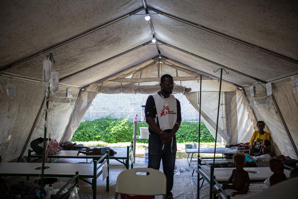 Haiti CTC Cité Soleil – David works as a community health worker for MSF and is now deployed at the CTC in MSF hospital of Cité Soleil. Since the resurgence of cholera, dozens of nurses, hygienists and other staff were hired to respond to the emergency. 