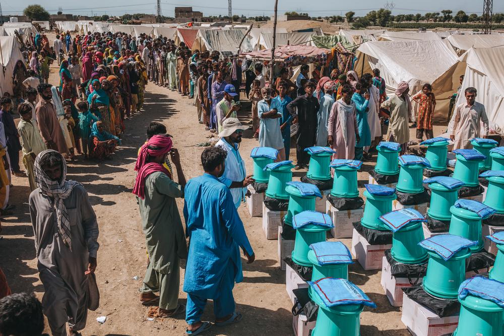   MSF emergency coordinator Imran Soomro organizes the distribution of non-food item kits in Dadu district, Sindh. 