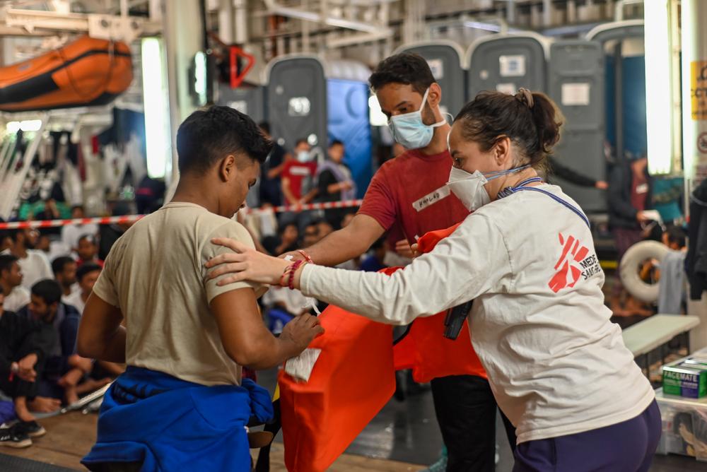 Suite à une alerte, un autre sauvetage a eu lieu le 28 octobre, le septième de la rotation 19. L&#039;équipe MSF a sauvé 119 personnes d&#039;un bateau en bois. Parmi elles, 7 mineurs. 