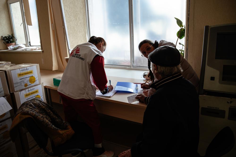 Les médecins de MSF donnent des médicaments gratuits aux habitants de Lyman, dans l'oblast (région) de Donetsk. 