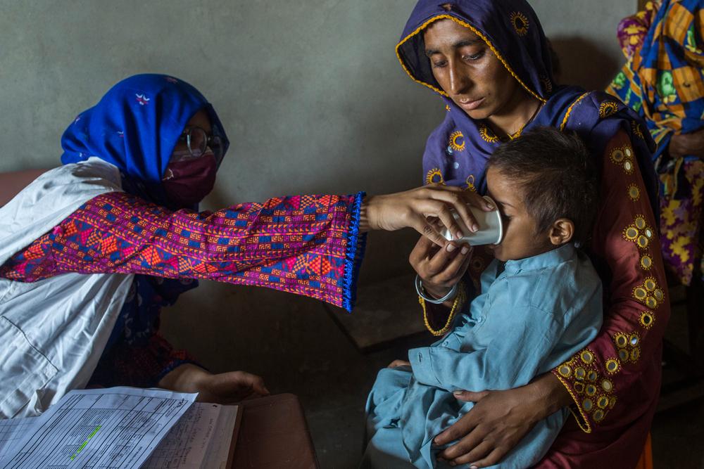 Zahra Batool, médecin de MSF, s&#039;occupe de Moeed, un enfant de quatre ans, fils de Sumaria, dans la clinique mobile de MSF située dans le village de Ghulam Muhammad Lashari, dans la province du Sindh, Pakistan. 