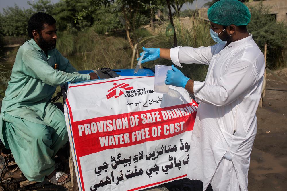 Mehboob, an MSF team member, chlorinates water to purify it and make it usable for domestic and drinking purposes, Sindh province, Pakistan. 