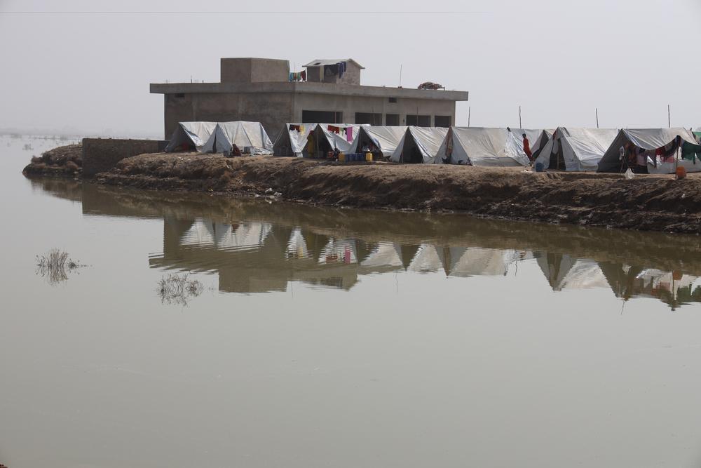 Vue d&#039;un village touché par les inondations où les familles s&#039;abritent sous des tentes, à la frontière entre les provinces du Baloutchistan oriental et du Nord-Sindh. 