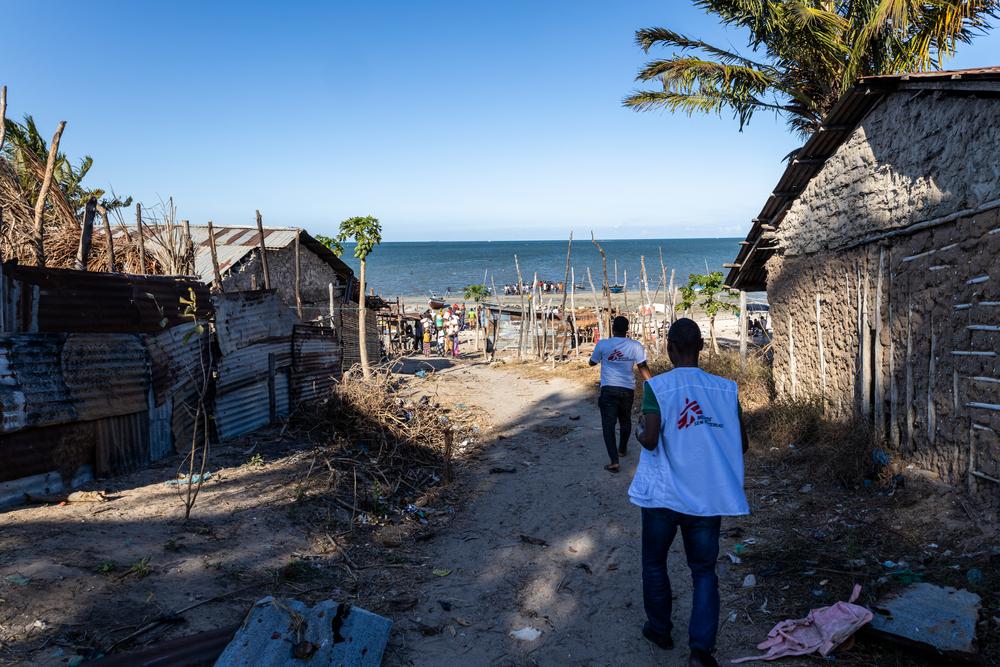 Une équipe MSF traverse la ville de Mocímboa da Praia, dans le nord du Mozambique, pour évaluer les besoins médicaux et humanitaires de la population. 
