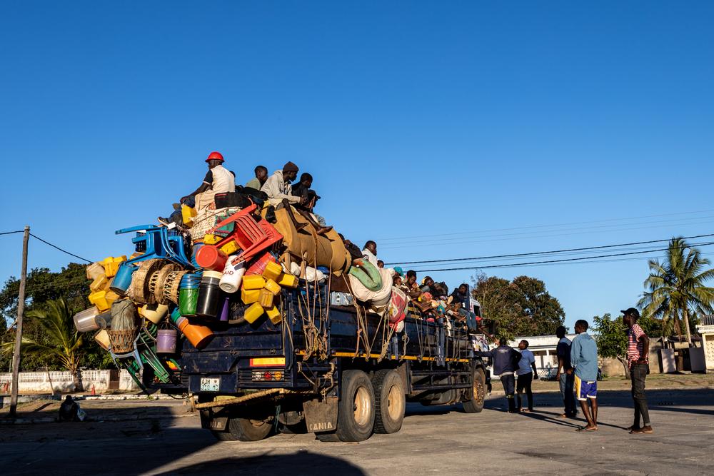 Les personnes déplacées depuis des années en raison du conflit dans le nord du Mozambique reviennent en camion de Macomia à la ville de Mocímboa da Praia. 