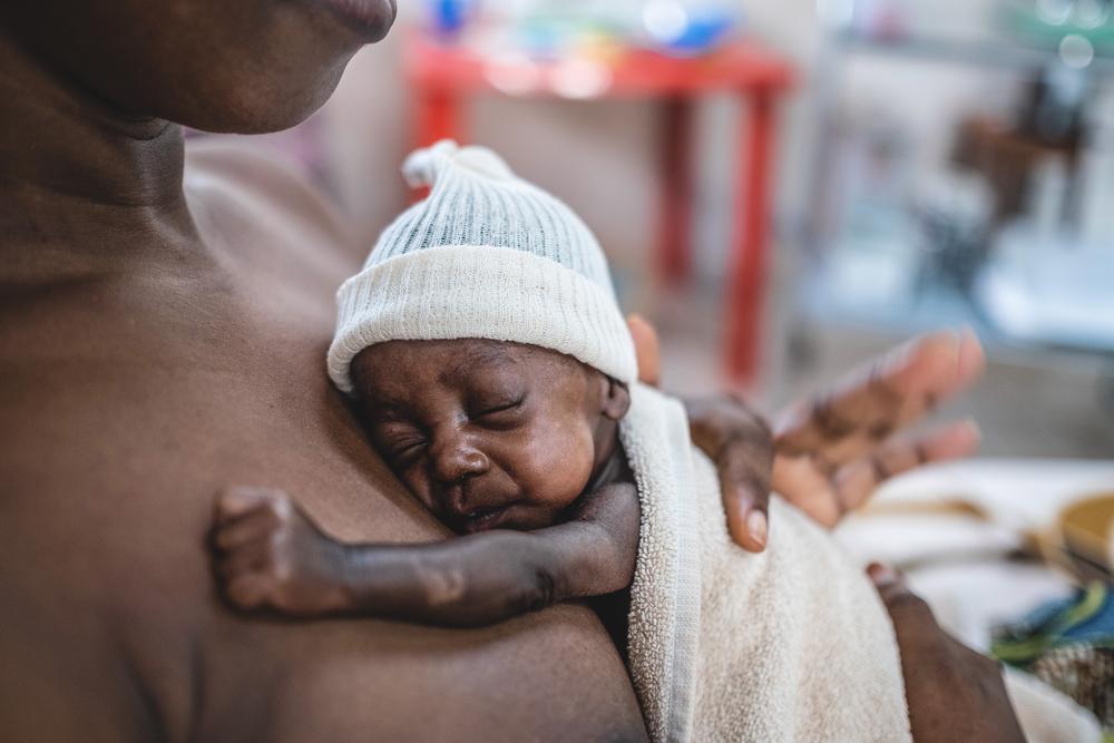 Stéphanie Kamangomda, avec son fils Archange, né prématurément à 28 semaines, Centre hospitalier communautaire (CHUC), Bangui, République centrafricaine, 24 octobre 2022. 