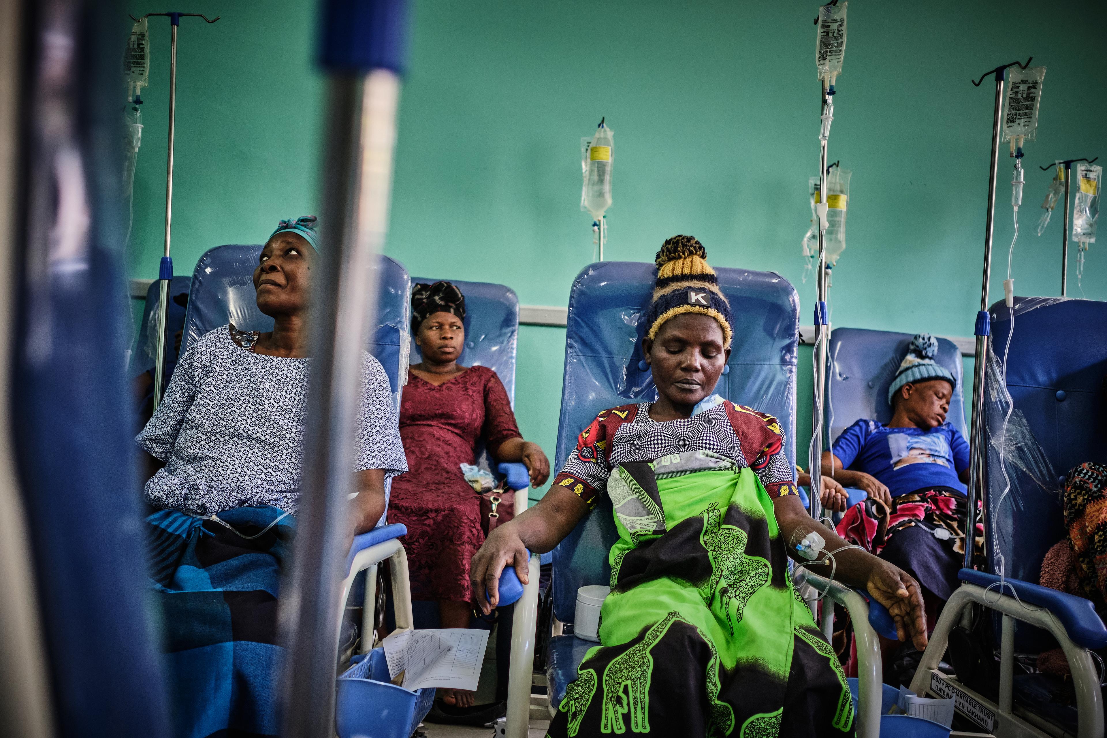 Aliyanesa Nkunye pendant une séance de chimiothérapie à l&#039;hôpital central Queen&#039;s Elizabeth au Malawi. 