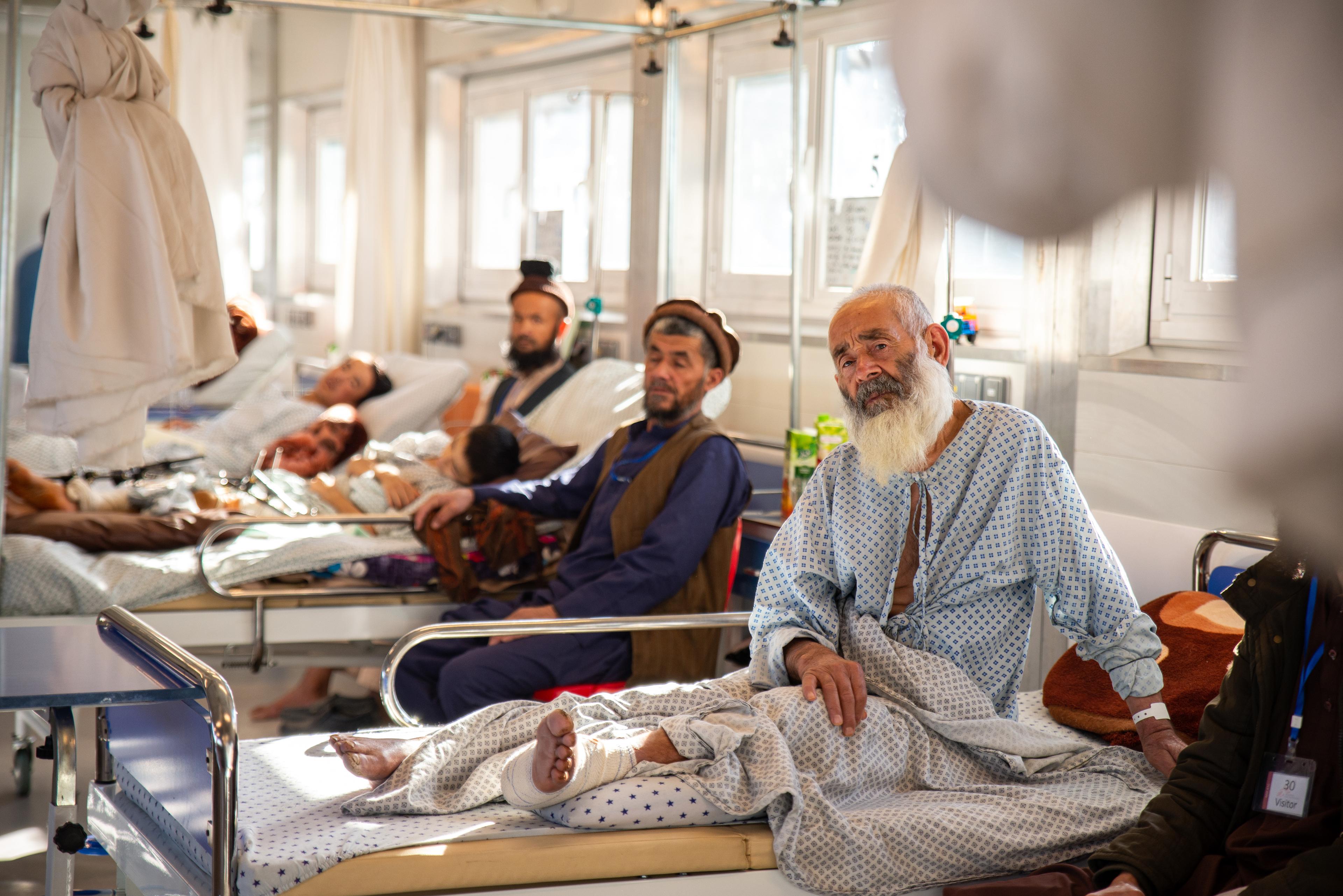 Des patients écoutent un briefing matinal dans le service d&#039;hospitalisation pour hommes de MSF au centre de traumatologie de Kunduz, en Afghanistan. 