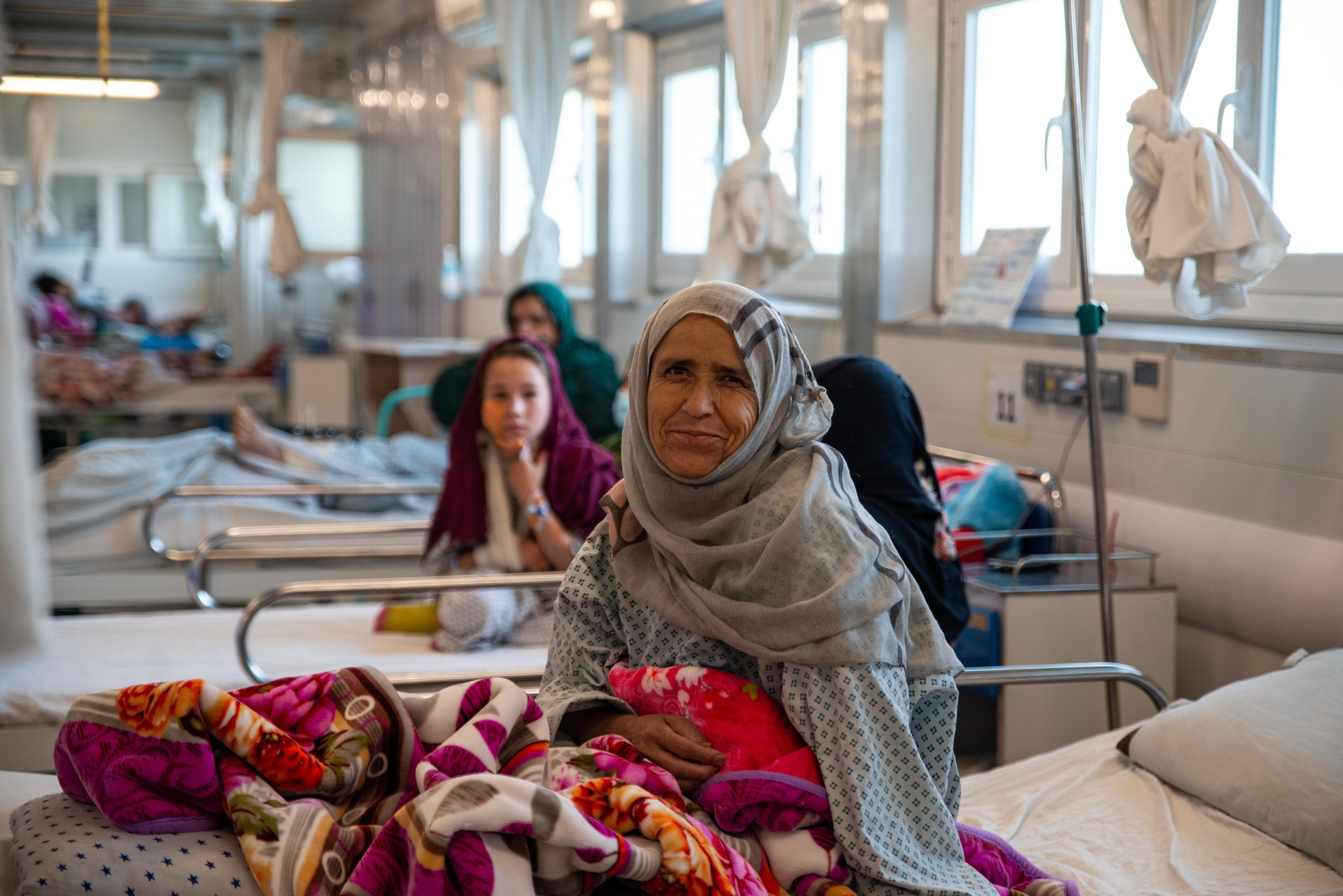 Marieh, patiente du centre de traumatologie MSF de Kunduz, en Afghanistan, pose pour une photo dans le service des femmes hospitalisées de l&#039;hôpital. 