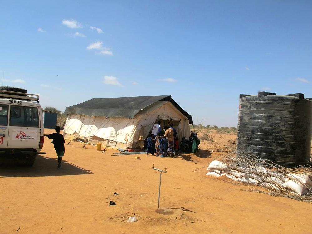 Enfants dans une clinique mobile MSF installée à l&#039;extérieur du camp de Dagahaley pour les nouveaux arrivants.