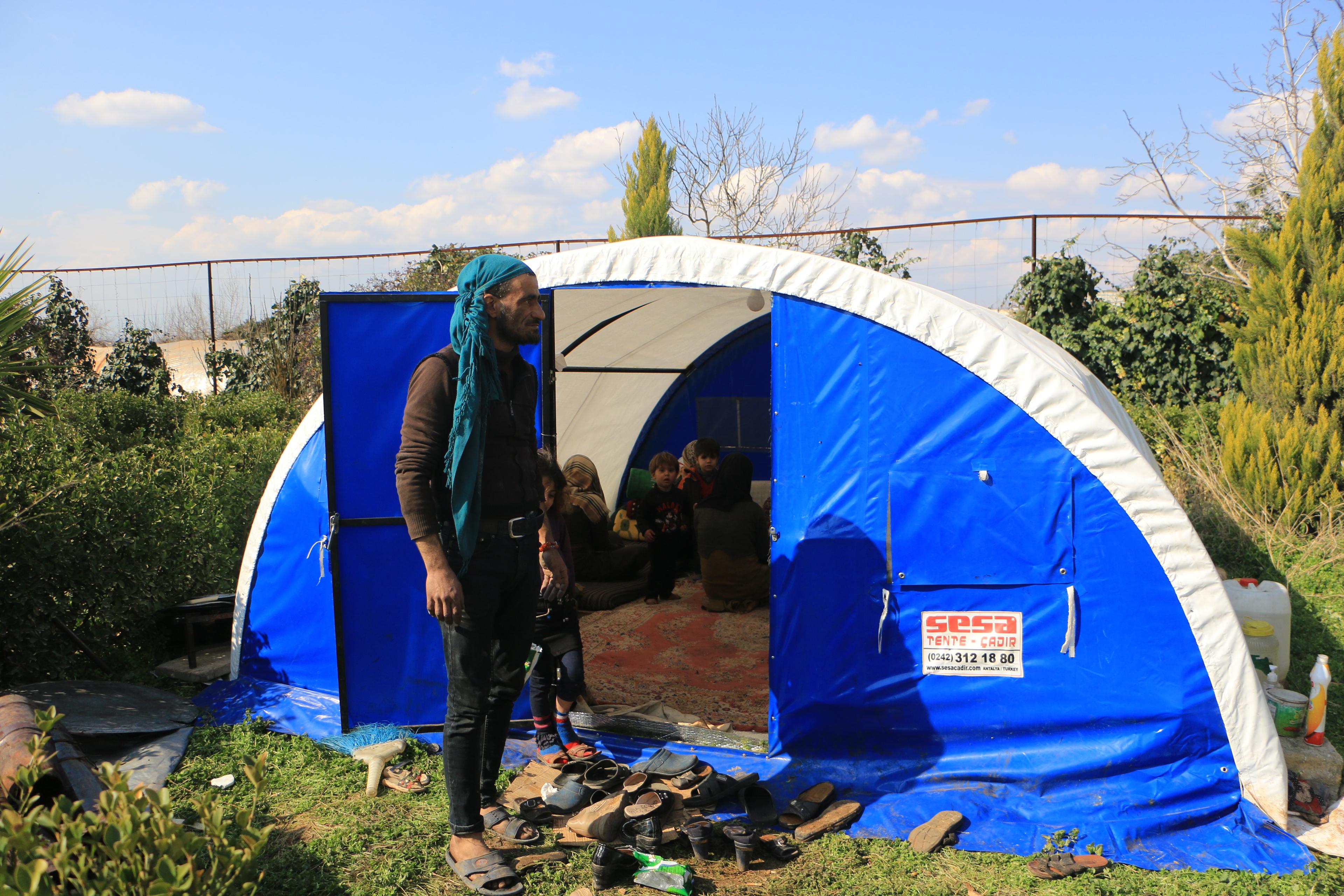 Un habitant d&#039;Atmeh qui a perdu sa maison lors du tremblement de terre. Les équipes MSF lui ont donné une tente pour que lui et sa famille puissent s&#039;abriter. 11 février 2023. 