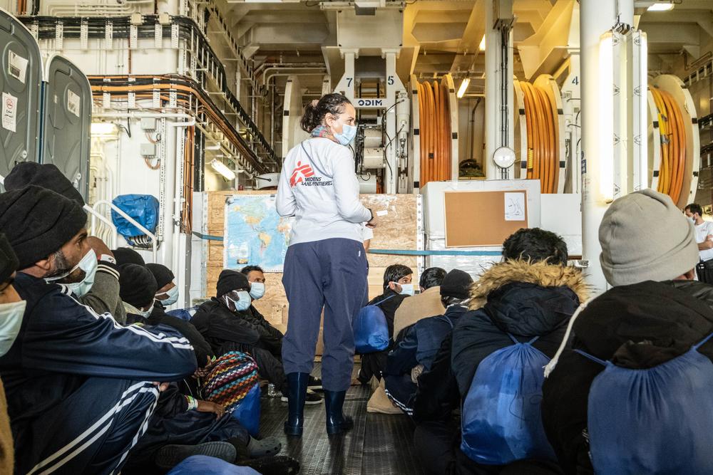 Lucia, se trouve parmi les survivants sur le &quot;pont-abri&quot;. Chaque matin, l&#039;équipe fournit des informations clés aux survivants et distribue la nourriture pour la journée. 