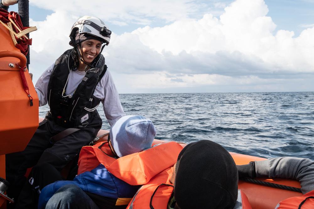 Nejma, médiatrice culturelle de MSF, s&#039;entretient avec des survivants lors d&#039;une mission de sauvetage le 7 janvier 2023. 