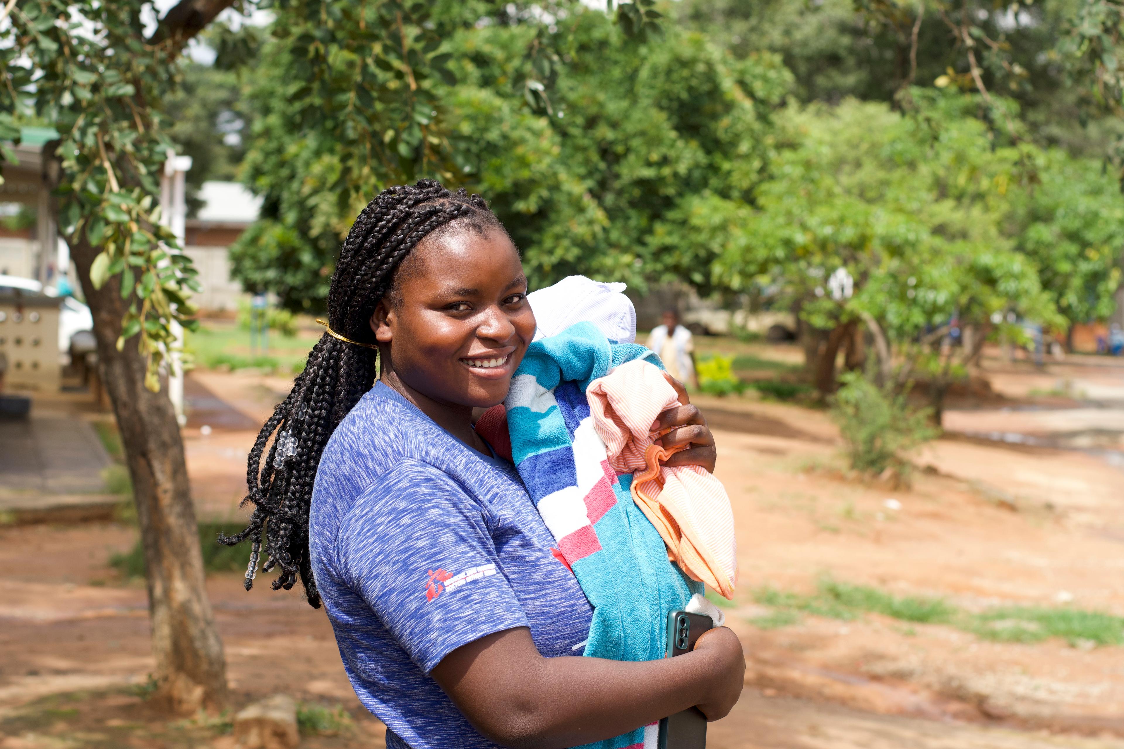 Marvellous Nzenza, aujourd&#039;hui âgée de 18 ans, est diplômée du MSF Teen Mums&#039; Club et travaille en tant que pair éducateur pour le programme. 