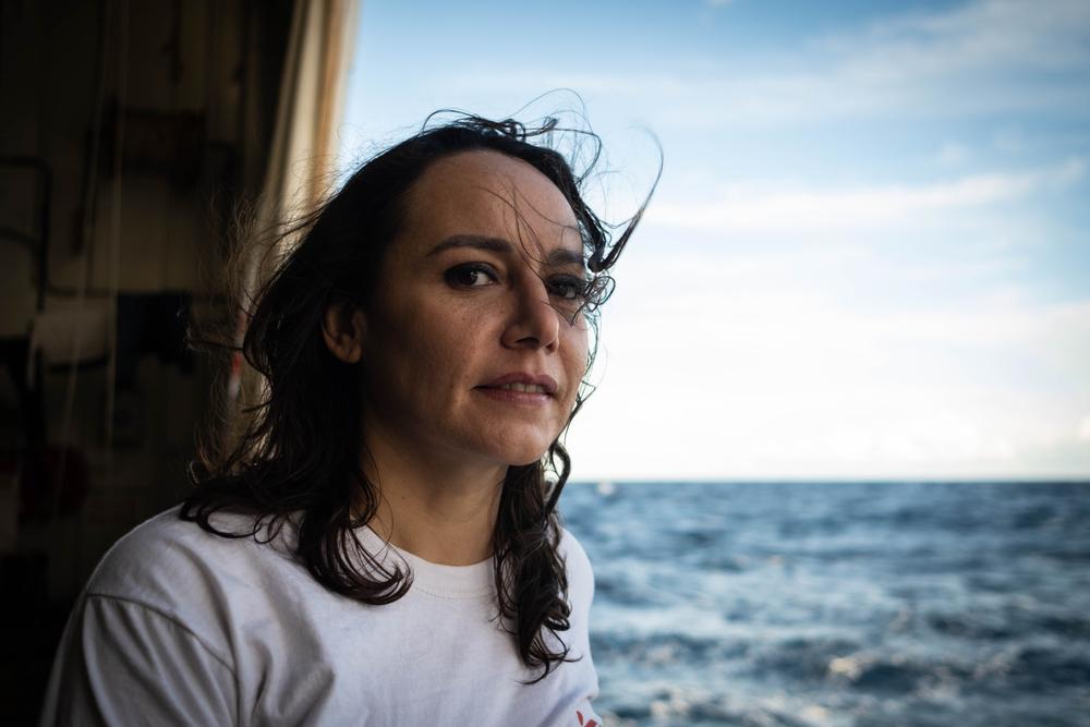 Lucia, coordinatrice adjointe du projet, pose pour un portrait à bord du Geo Barents le 10 janvier 2023. 