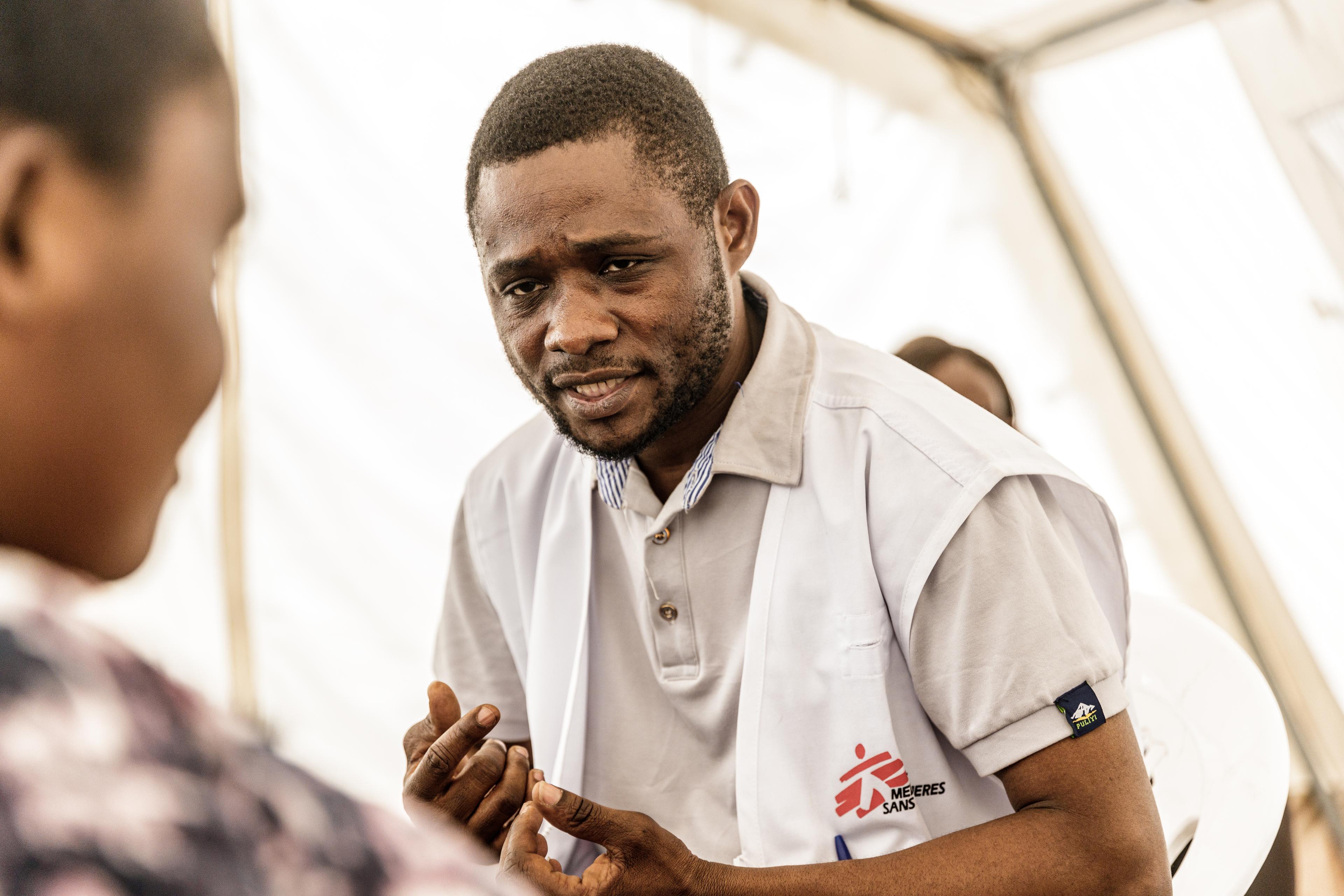 Dans la clinique établie par MSF dans le site de déplacés de Bulengo depuis le début du mois de février 2023, Jean Mbusu offre un soutien psychologique aux survivants de violences sexuelles. 