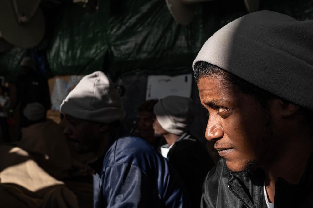 Ahmed est photographié avec d&#039;autres survivants sur le pont quelques jours avant le débarquement du navire le 10 janvier 2023.