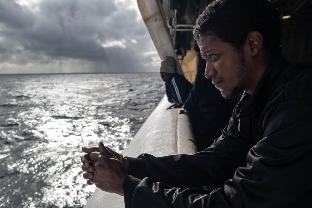 Ahmed pose pour un portrait à bord du Geo Barents le 10 janvier 2023.