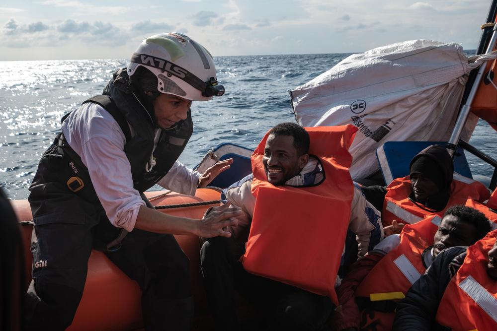  La médiatrice culturelle Nejma aide un survivant à s&#039;asseoir lors d&#039;une opération de sauvetage, le 6 janvier 2023.