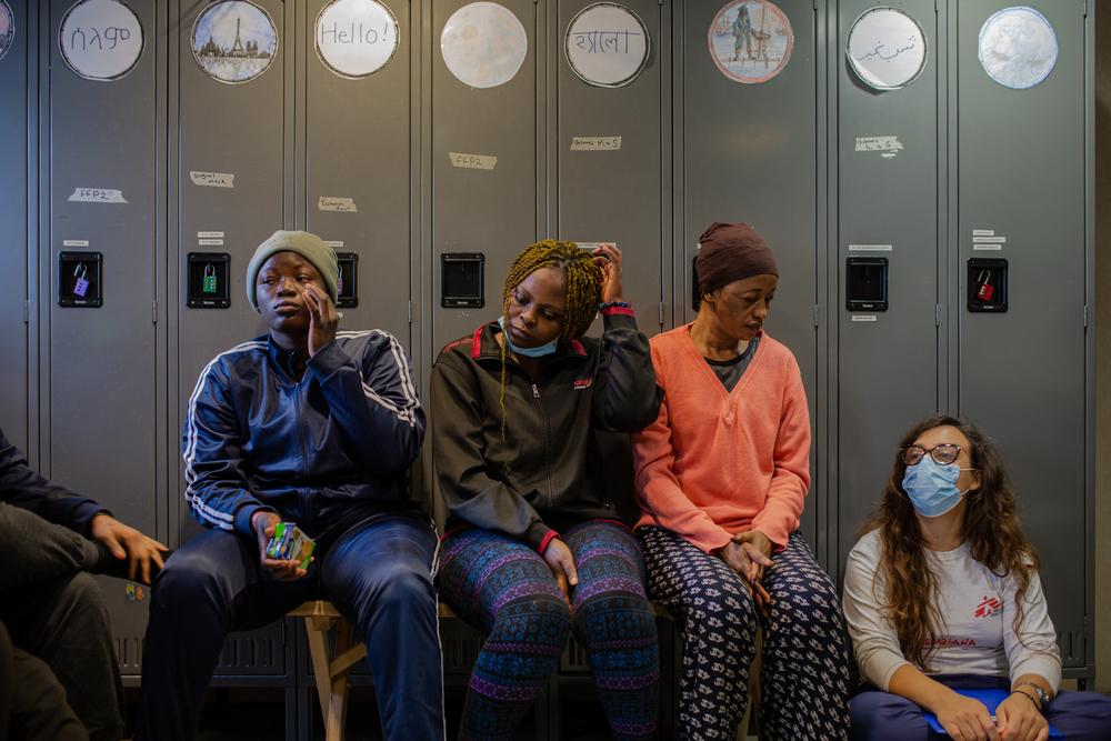 Des survivantes participent à une session de sensibilisation et de discussion sur les violences faites aux femmes animée par la psychologue de MSF dans la salle de clinique de Geo Barents.