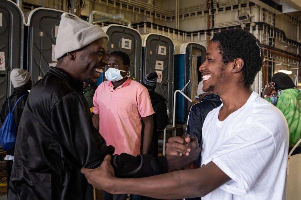 Ahmed, un Erythréen né au Soudan, fait la fête avec un autre survivant sur le Geo Barents après avoir été secouru le 6 janvier 2023. 