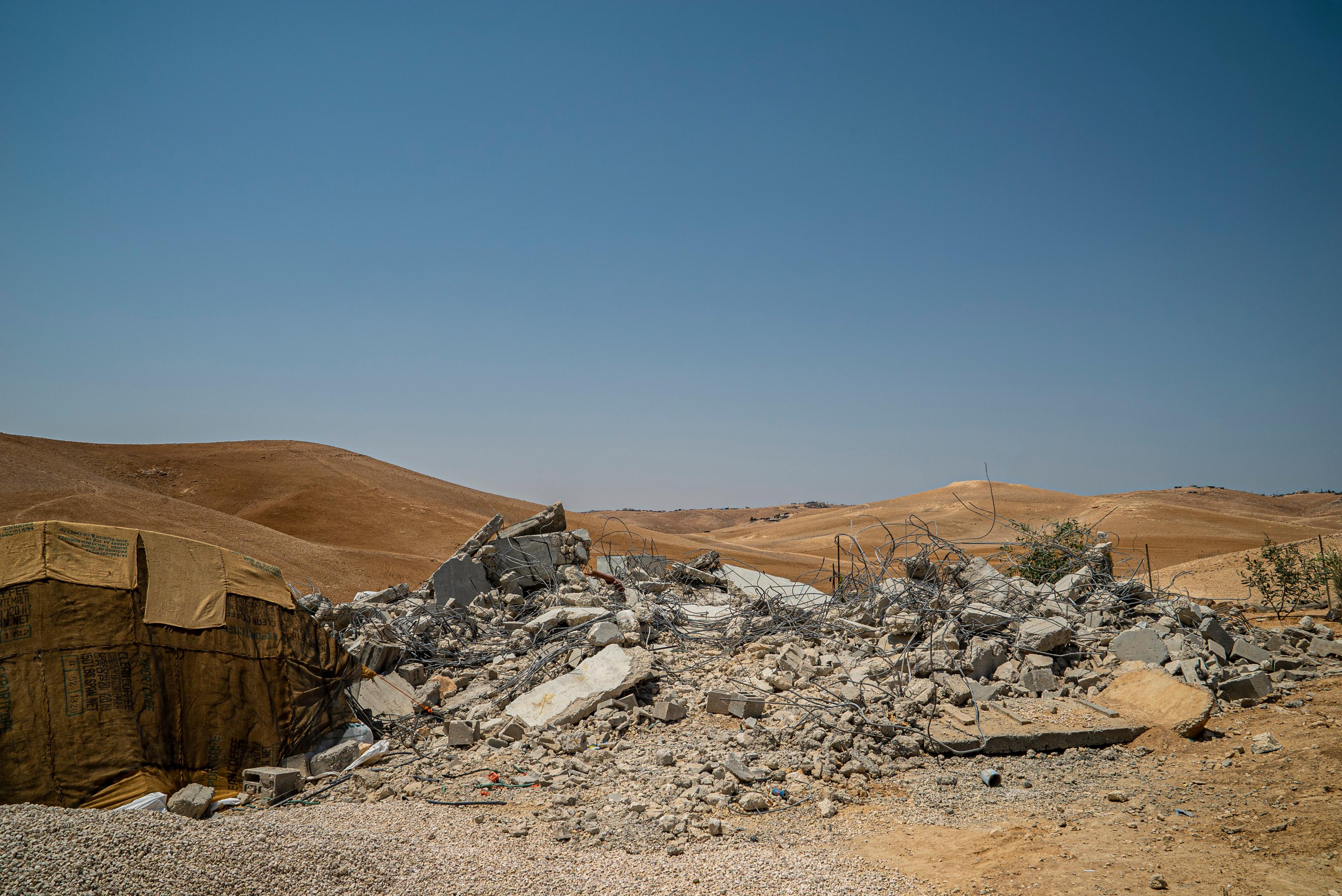 Masafer Yatta est une région où vivent 1 144 Palestiniens répartis dans 12 villages. Dans les années 1980 le terrain sur lequel sont construites leurs maisons a été déclaré &quot;zone militaire fermée&quot; par les autorités israéliennes. 