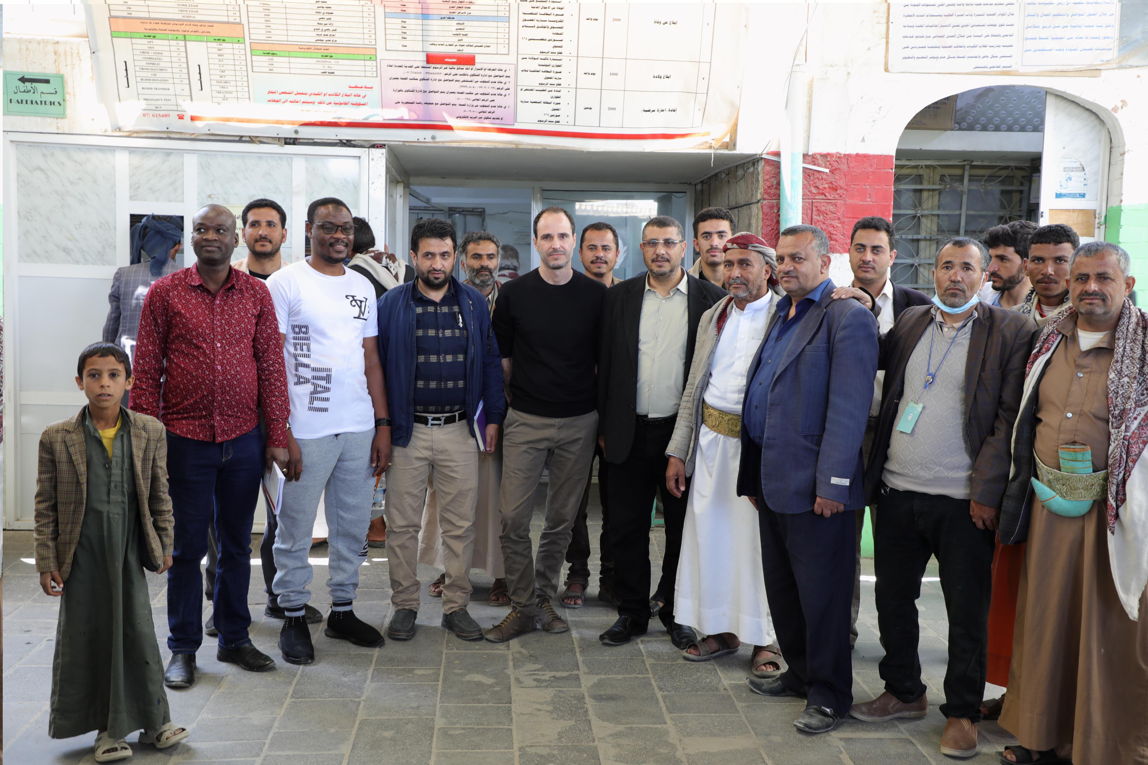 Photo de groupe du président international avec le directeur de l&#039;hôpital et les membres du personnel de l&#039;hôpital Al Salam soutenu par MSF à Khamer, Amran. 