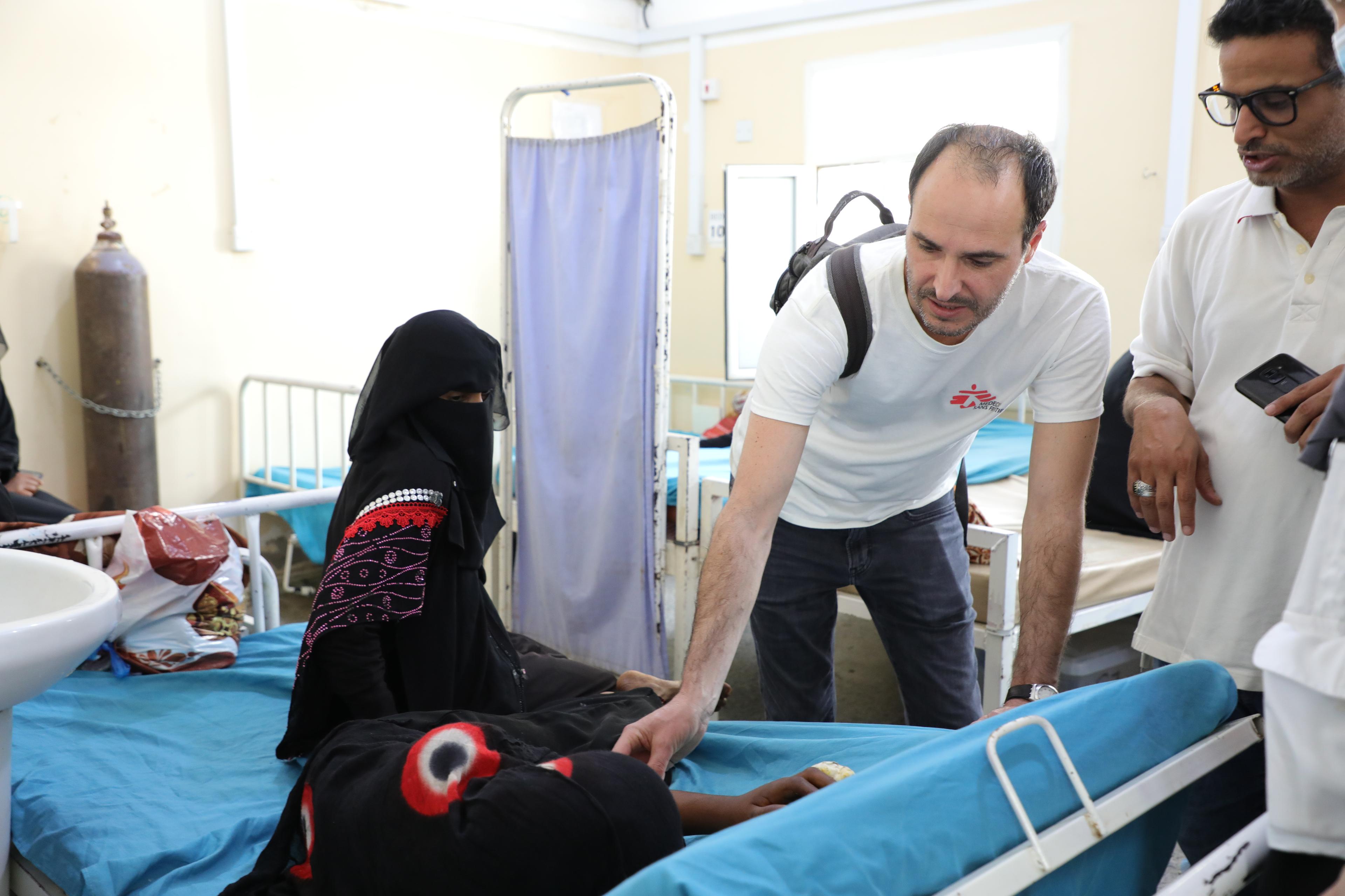 Le Dr Christou, président international de MSF, écoute une patiente hospitalisée à la suite d&#039;une morsure de serpent. 
