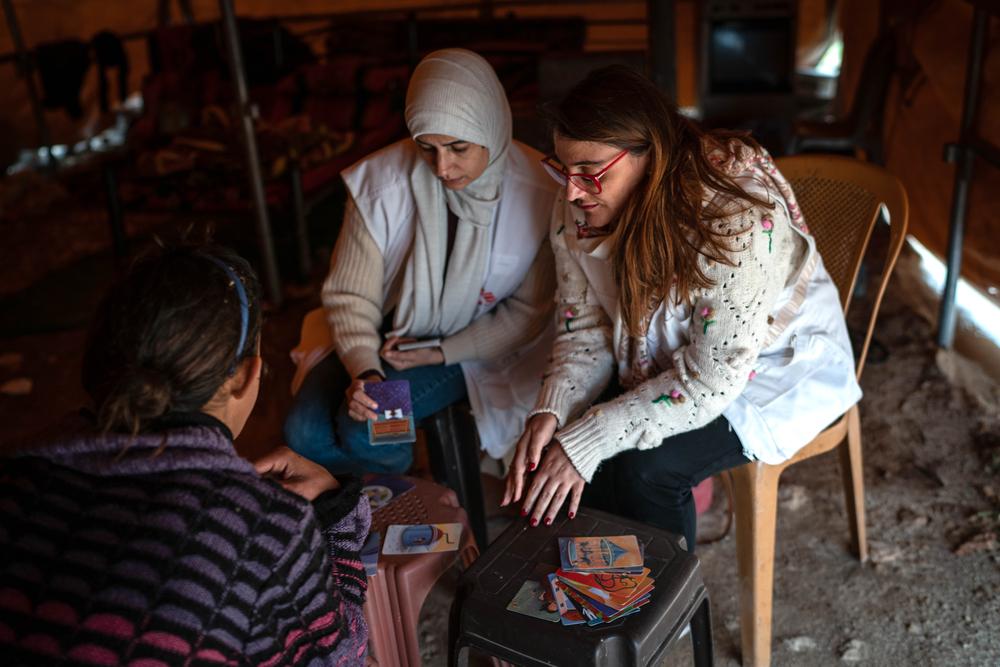 MSF workers attend a mental health session with Mustafa’s daughter Jinan. 