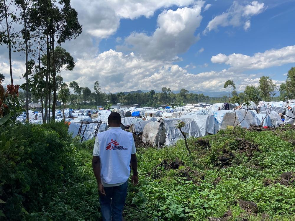 MSF staff enter the Rusayo site, where more than 100,000 displaced people have been living in disastrous conditions for several months, lacking shelter, food, water and sanitation, and protection. 